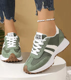 Damskie sneakersy sznurowane z kontrastowymi panelami i grubą podeszwą