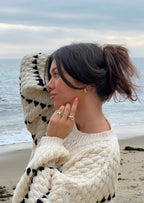 Damski sweter o luźnym kroju z okrągłym dekoltem i kontrastowym geometrycznym wzorem