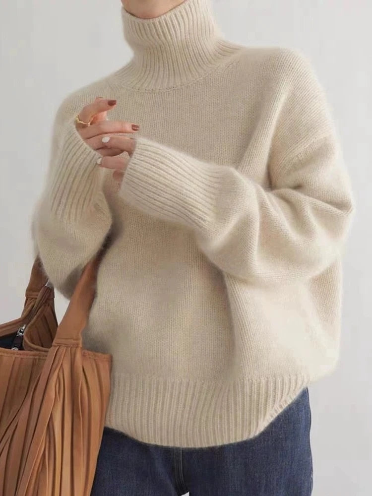 Camisola de mulher com gola alta, mangas compridas e corte folgado