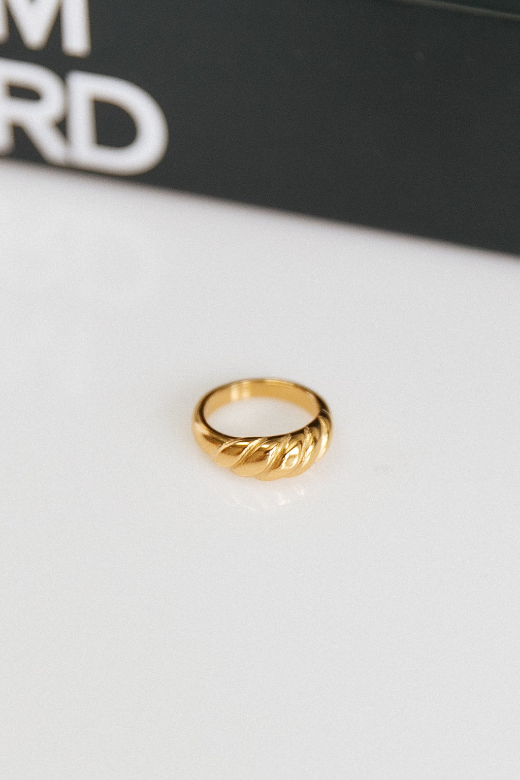 Anello donna in titanio con motivo a torchon