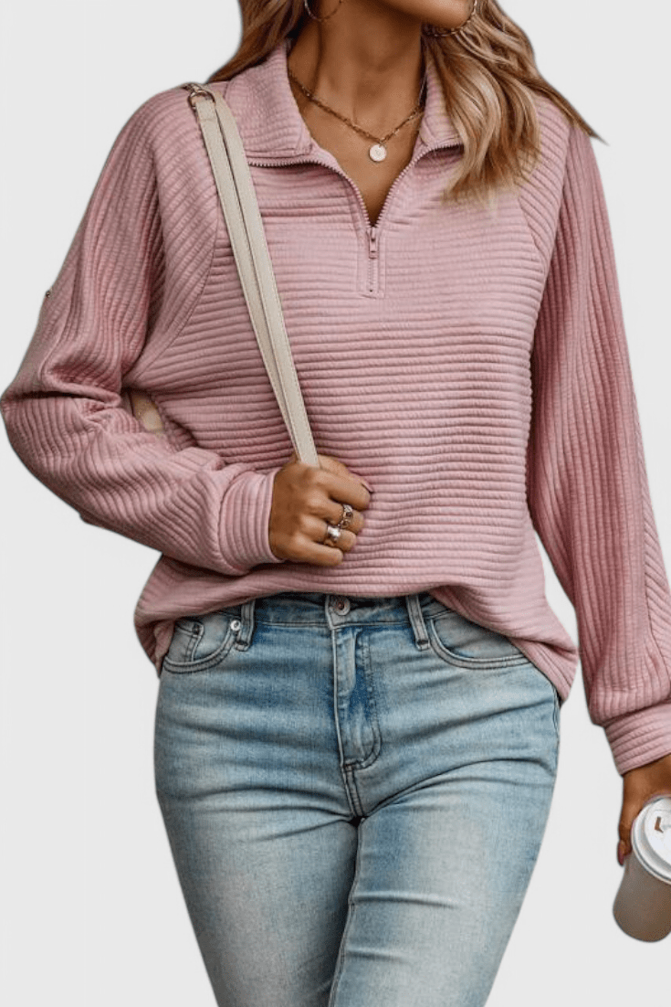 Damski sweter z prążkowaną fakturą, stójką i zamkiem przy dekolcie