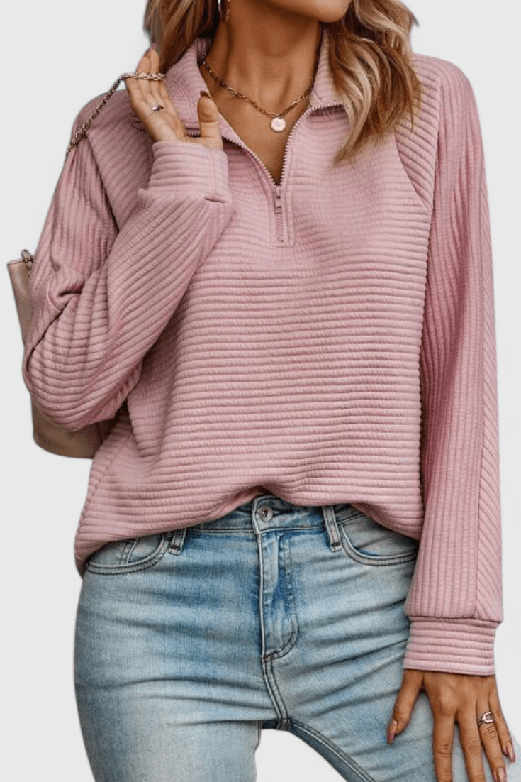 Damski sweter z prążkowaną fakturą, stójką i zamkiem przy dekolcie