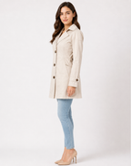 Kort trenchcoat til damer med revers, knapper og remme