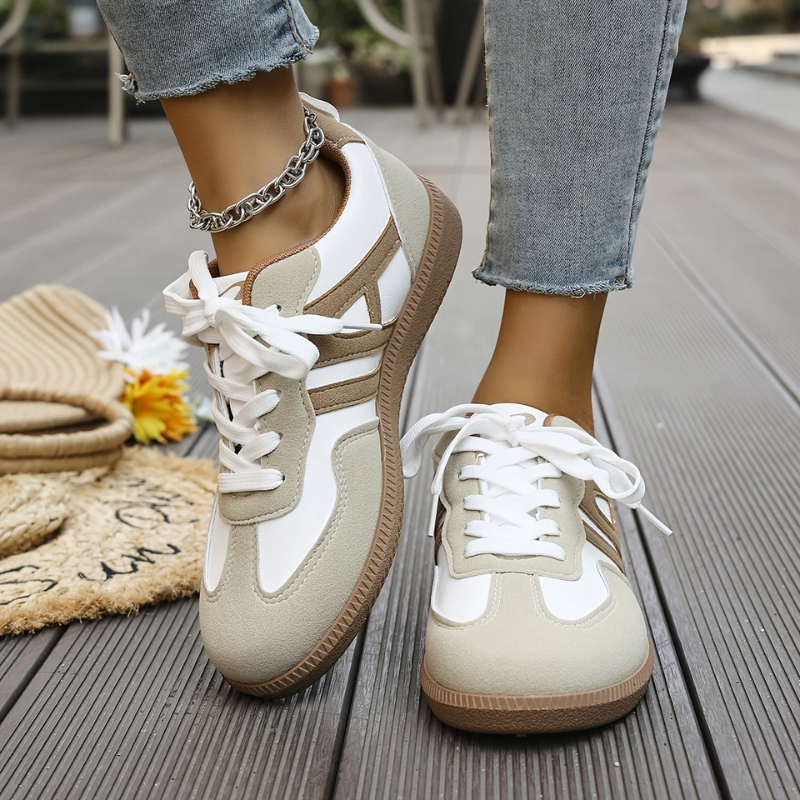 Sneakers til damer med snørebånd og kontrastpaneler