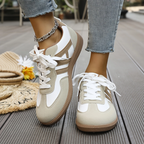 Sneakers til damer med snørebånd og kontrastpaneler