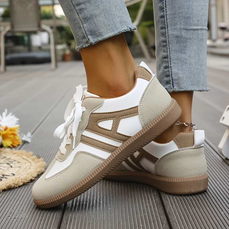 Sneakers til damer med snørebånd og kontrastpaneler