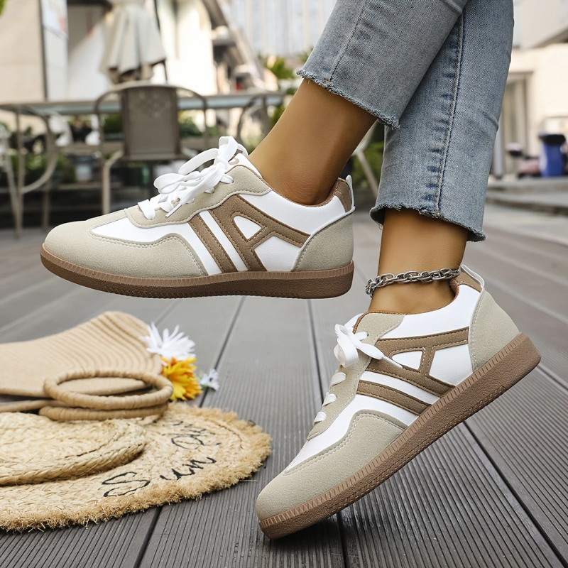 Sneakers til damer med snørebånd og kontrastpaneler