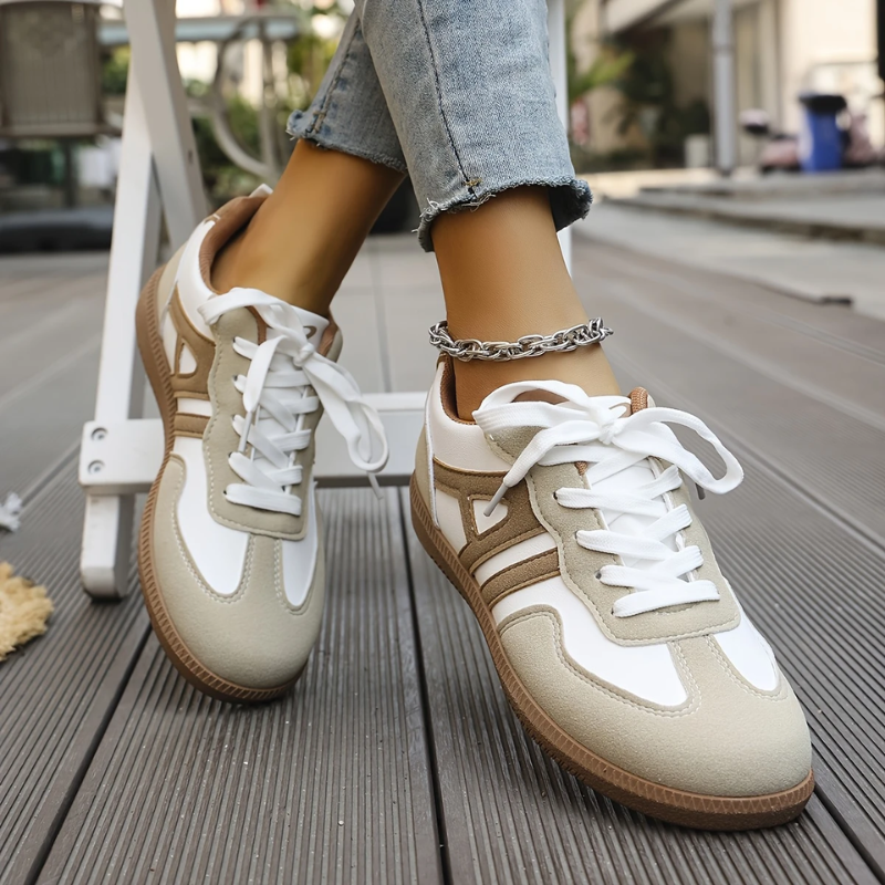 Sneakers til damer med snørebånd og kontrastpaneler