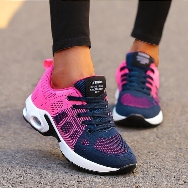Damskie sneakersy sznurowane z perforowaną cholewką i podwyższoną podeszwą