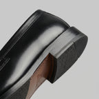 Mocassins penny de homem pretos com brilho e salto raso