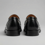 Sorte penny loafers til mænd med blank finish og flad sål