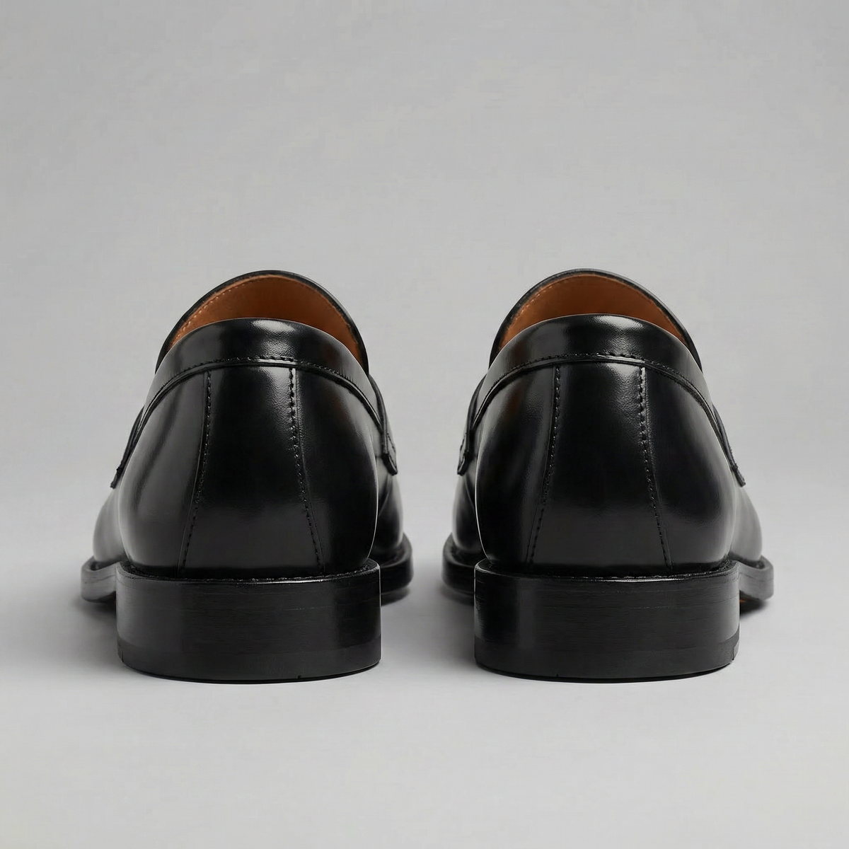 Sorte penny loafers til mænd med blank finish og flad sål