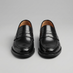 Sorte penny loafers til mænd med blank finish og flad sål
