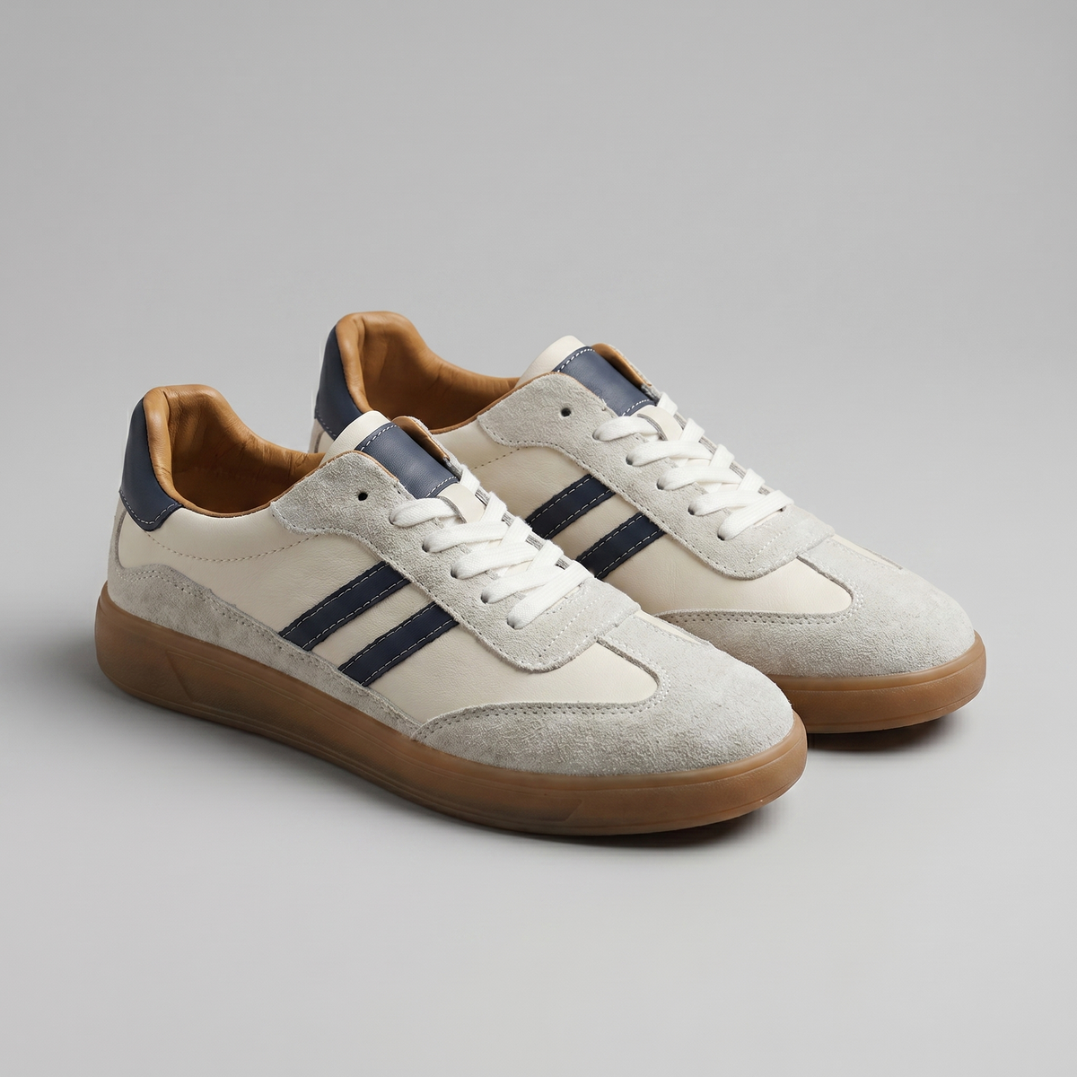 Męskie sneakersy retro z kontrastowymi pasami i sznurowaniem
