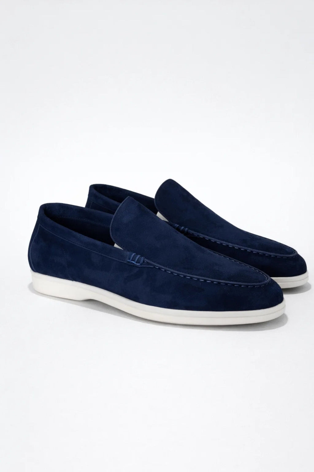Mocasines de hombre sin cordones con costuras y suela blanca