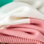 Uniseksowy sweter dzianinowy w wielokolorowe geometryczne pasy z okrągłym dekoltem i długimi rękawami