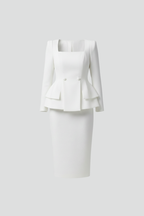 Costum de damă cu fustă, decolteu pătrat și croială modernă