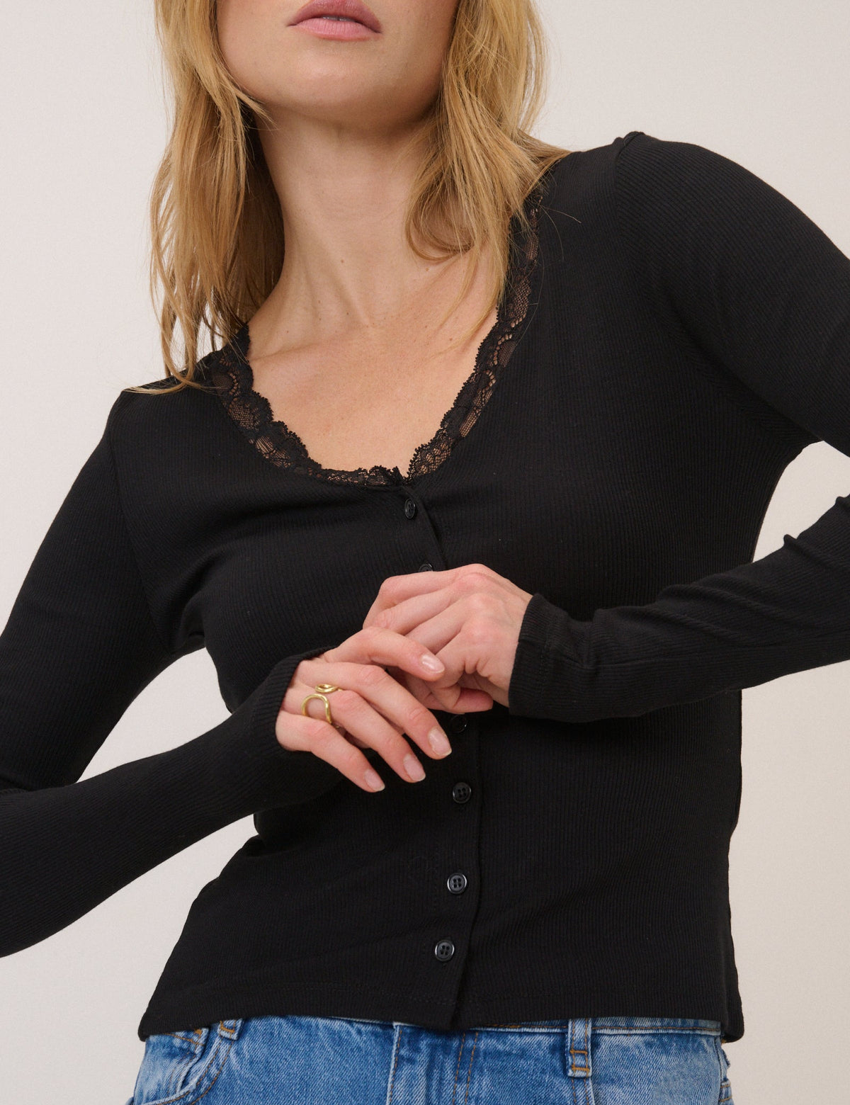 Sort cardigan til damer med blondekant ved halsen