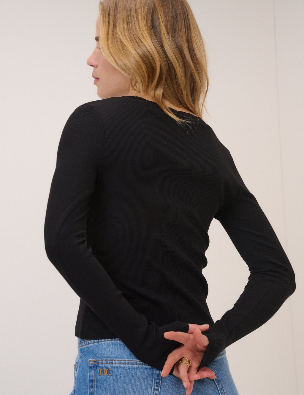 Sort cardigan til damer med blondekant ved halsen
