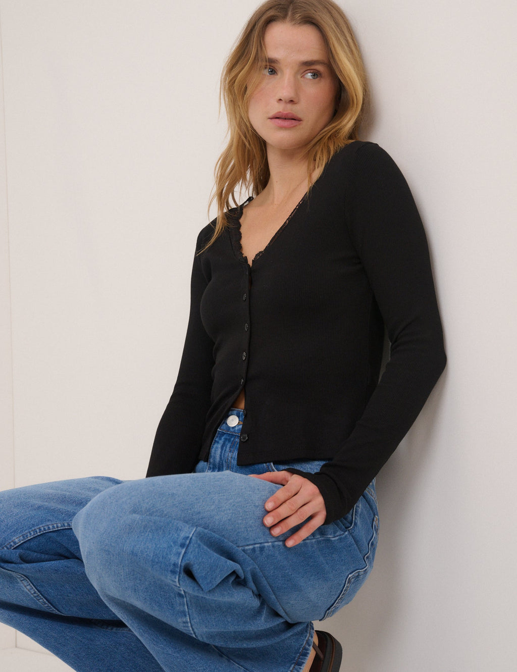 Sort cardigan til damer med blondekant ved halsen