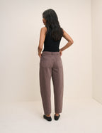 Jeans barrel leg castanhos de mulher de cintura subida