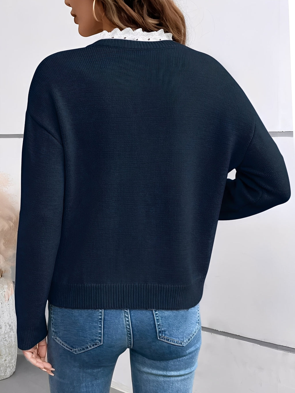 Sweater til damer med V-hals og blondekant