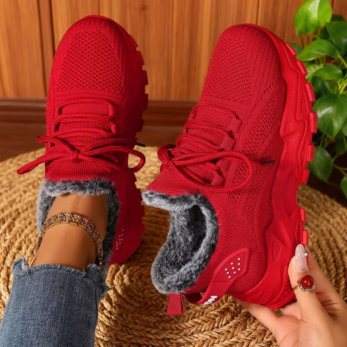 Sneakers donna con bordo peloso, stringate, sportive