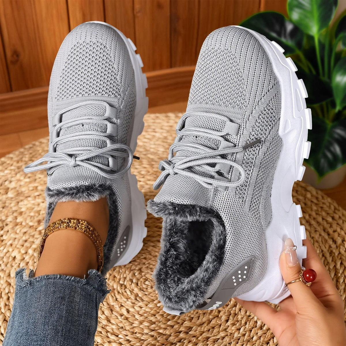 Sneakers donna con bordo peloso, stringate, sportive