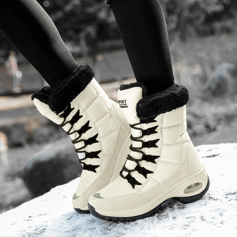 Wysokie zimowe buty sznurowane z futrzanym wykończeniem