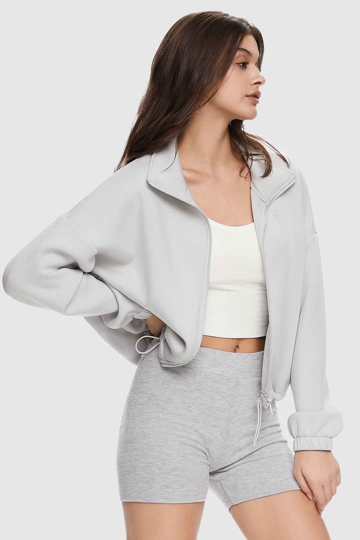 Kort sweatshirt til damer med lynlås og ståkrave