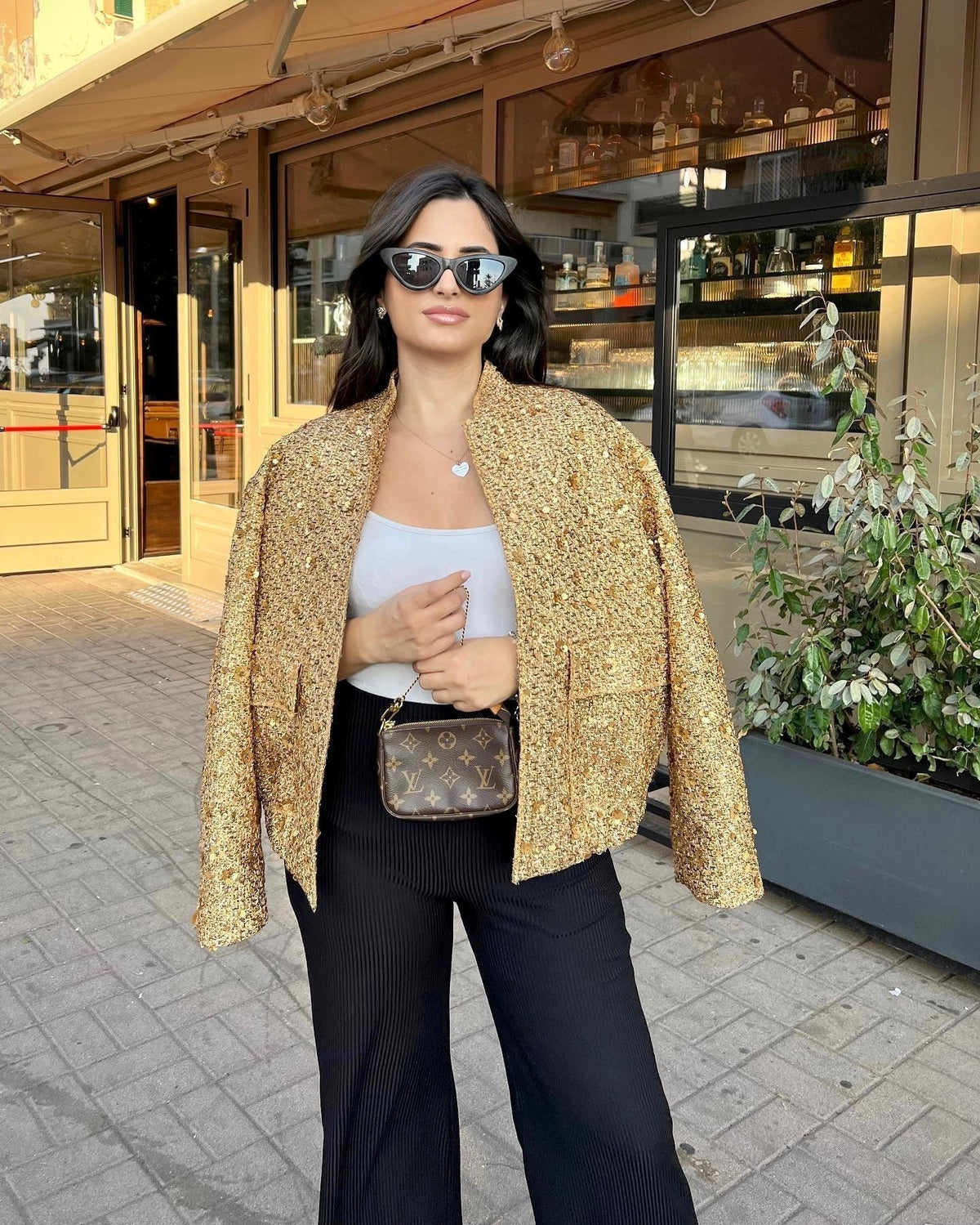 Chaqueta corta texturizada de mujer con cuello mao y bolsillos