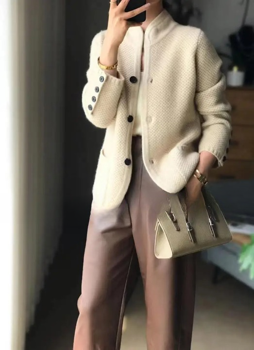 Damski kardigan o fakturze dzianiny ze stójką, guzikami i kieszeniami