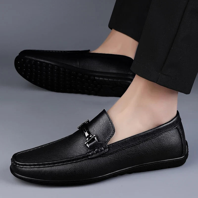 Mocasini de bărbați cu baretă decorativă și cusături