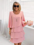 Vestido de mulher em camadas com folhos e decote quadrado