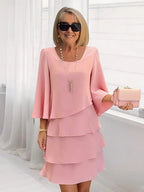 Vestido de mulher em camadas com folhos e decote quadrado