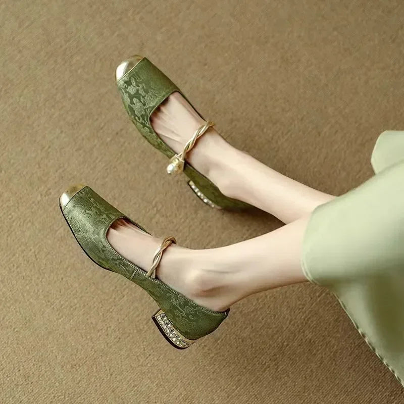 Mary Jane-pumps til damer med pyntet rem og lav hæl