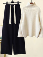 Conjunto de punto de mujer con cuello alto y pantalones anchos