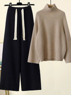 Conjunto de punto de mujer con cuello alto y pantalones anchos