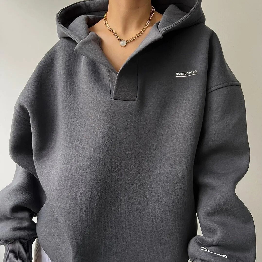 Pull femme à capuche, finition décorative et bords côtelés