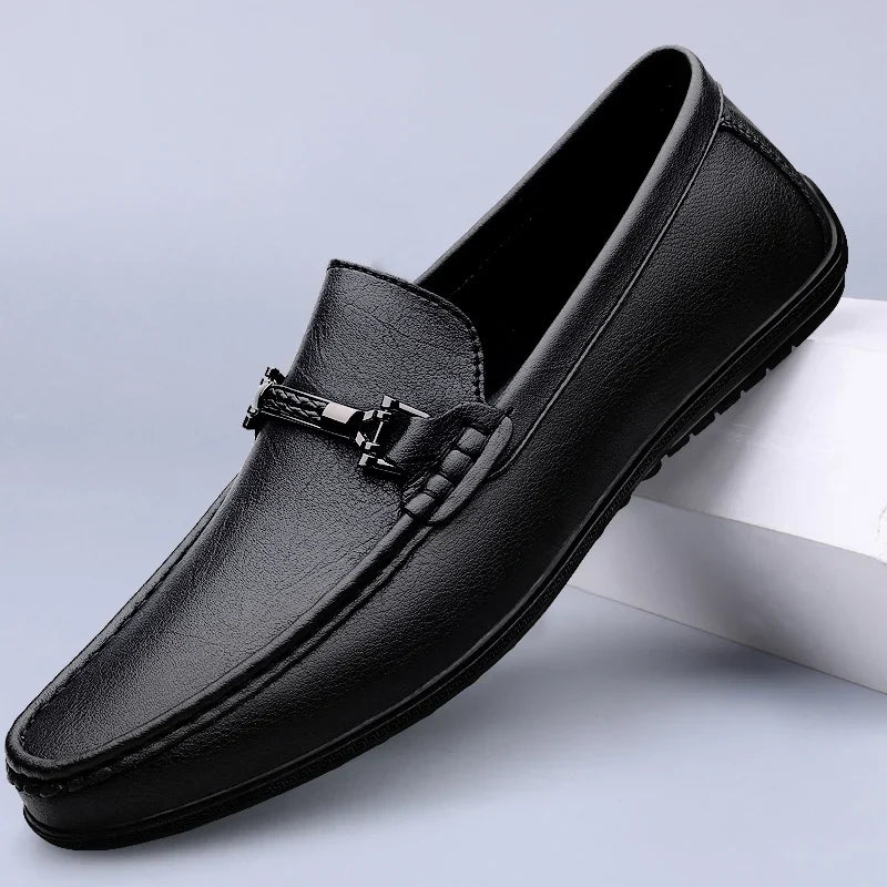 Mocasini de bărbați cu baretă decorativă și cusături