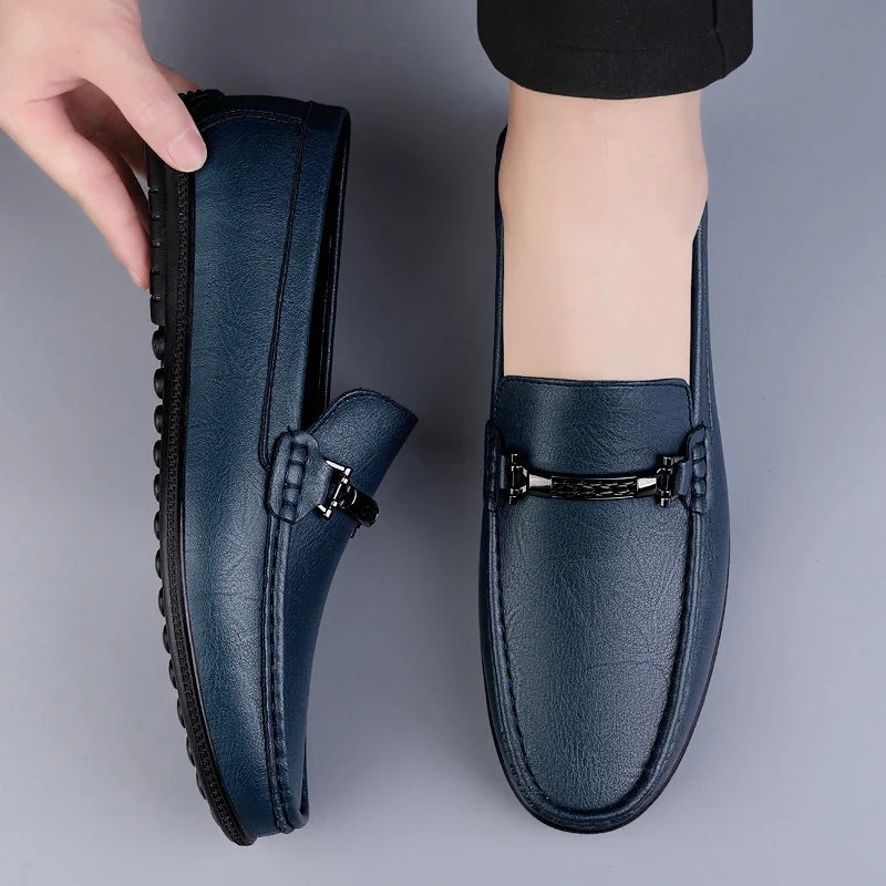 Mocasini de bărbați cu baretă decorativă și cusături