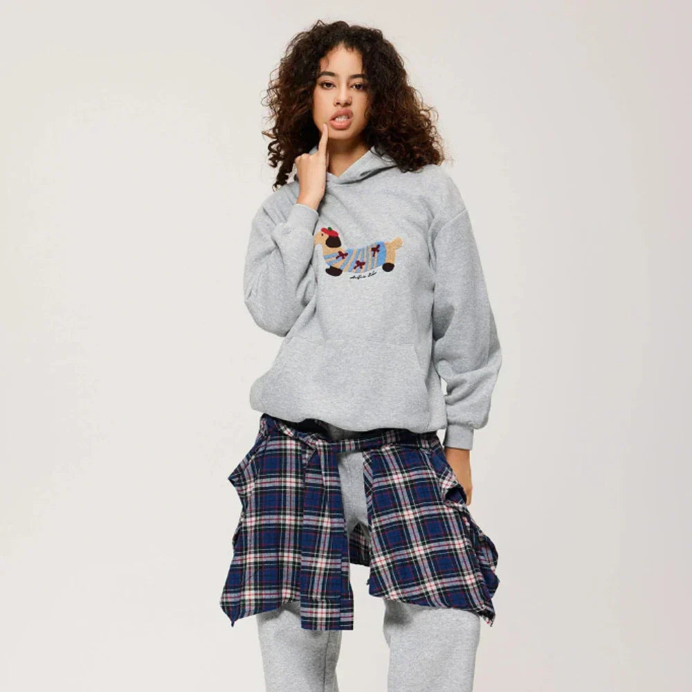Sweatshirt com capuz de mulher com cão bordado