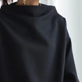 Sort sweater til damer med høj krave og lange ærmer