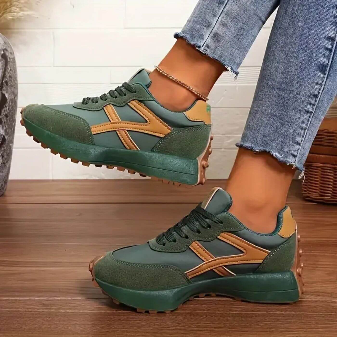 Damskie sneakersy retro ze sznurowaniem, grubą podeszwą i zamszowymi wstawkami