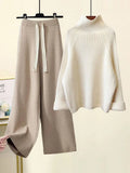 Conjunto de punto de mujer con cuello alto y pantalones anchos