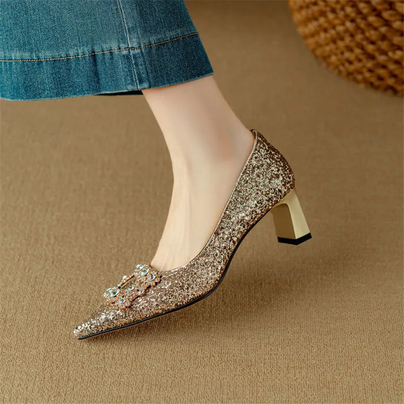 Elegante pumps til damer med blokhæl og spids tå