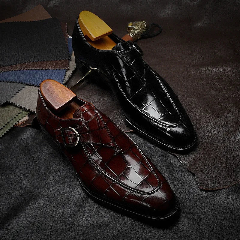 Mocasines de hombre con hebilla decorativa y caña grabada