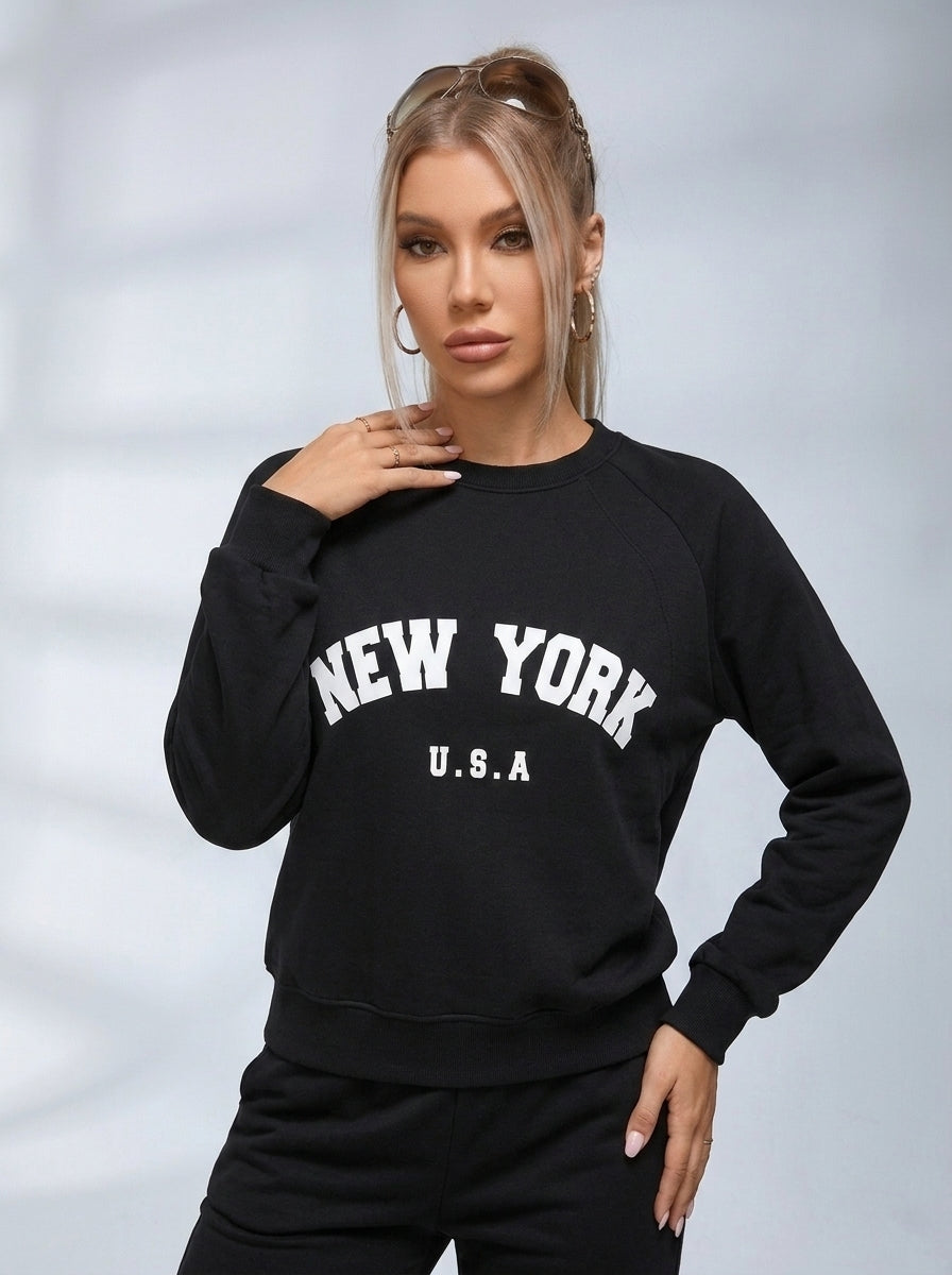 Czarna damska bluza z białym nadrukiem New York i długimi rękawami