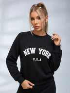 Czarna damska bluza z białym nadrukiem New York i długimi rękawami