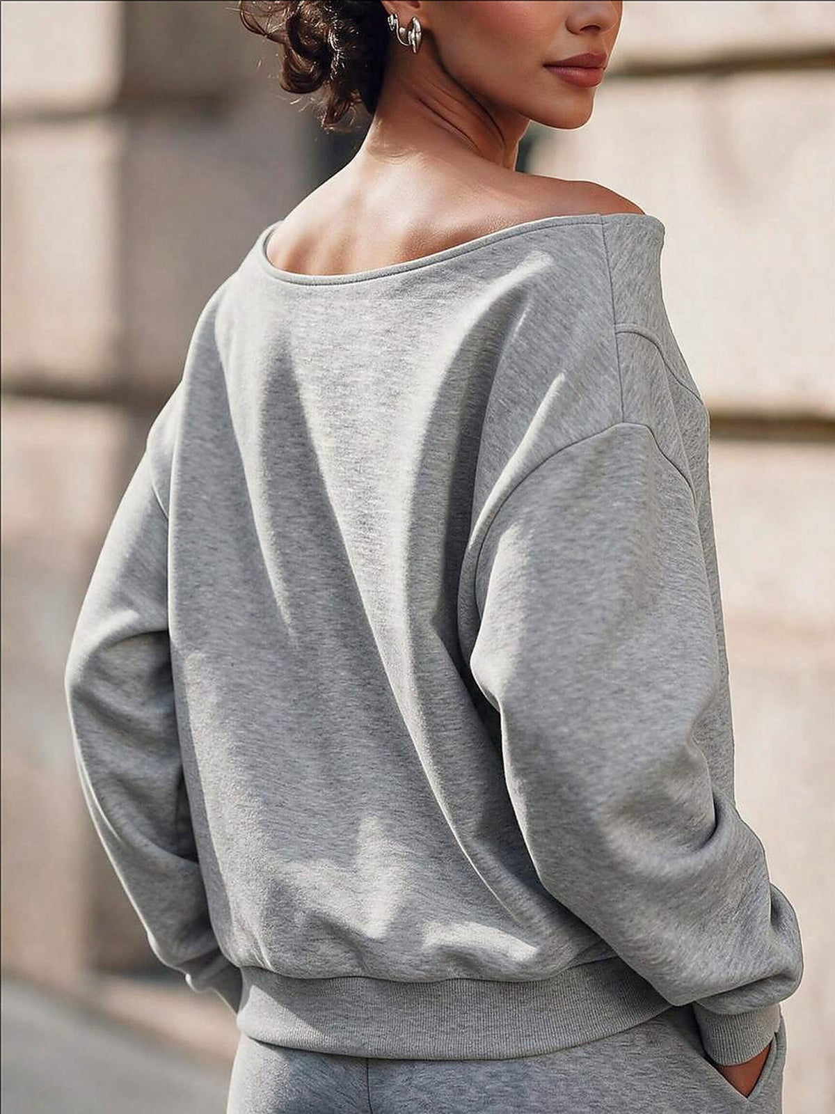 Sweatshirt til damer i grå med V-hals og bar skulder